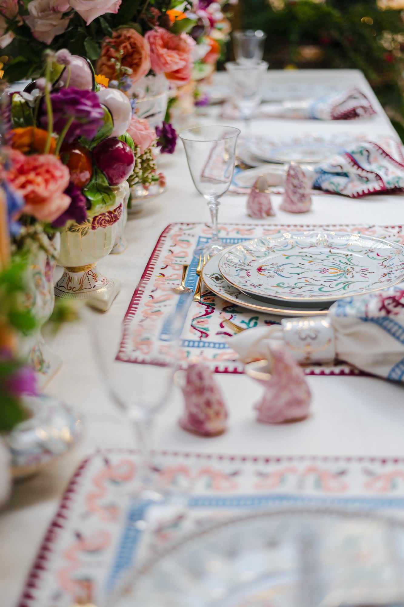 Mesa posta com porcelana By Grace pintada à mão